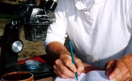 Géologue au microscope de terrain